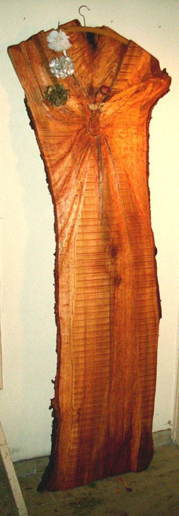 Holzkleid, aus einer Kirschbaumbohle genschnitzt