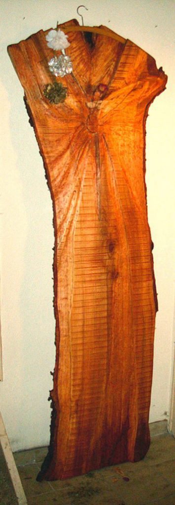 Holzkleid aus einer Kirschbaumbohle: Stationen der Liebe